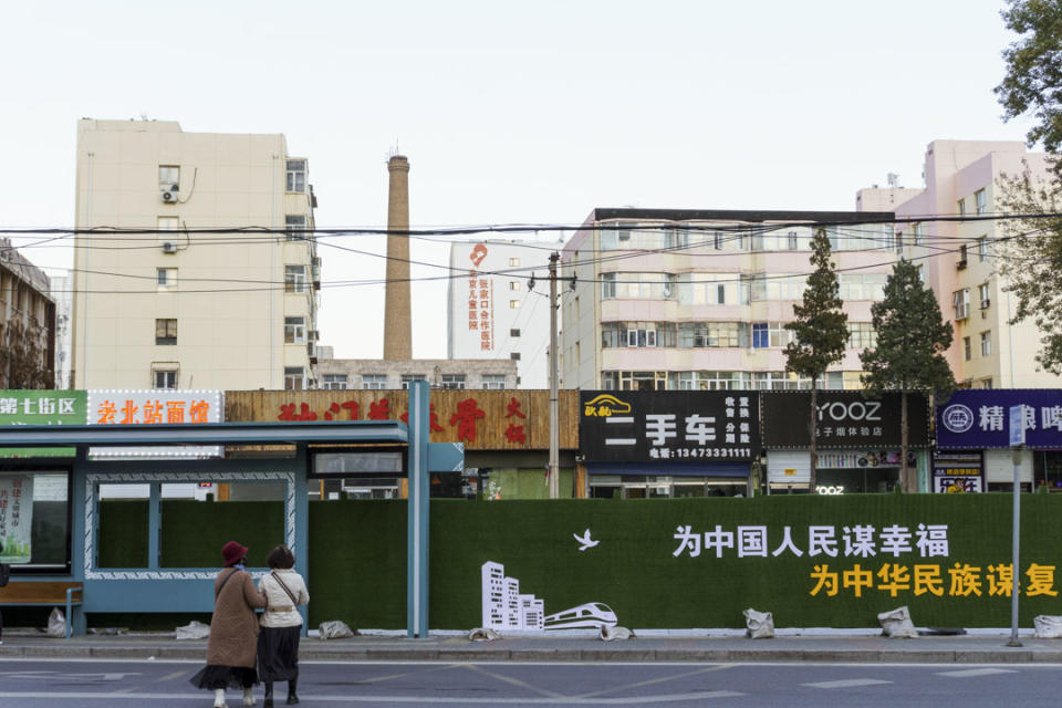 張家口市老城區大多是參差不齊的老樓，許多地方在施工，施工護欄上寫有宣傳標語。