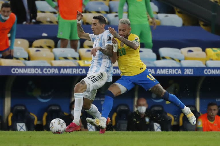 Luchó, peleó y hasta se citó en la cancha con Neymar: fútbol y sudor aportó Di María (AP Photo/Bruna Prado)