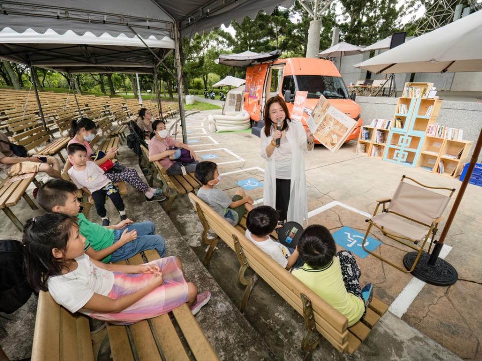 ▲圖說：揭幕典禮後，遊牧書房接著舉辦閱讀推廣活動《繪本說書人》邀請資深配音員以多變的聲音魅力，吸引現場孩童與家長進入繪本世界。