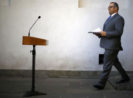 Sebastian Davalos, son of Chile's President Michelle Bachelet, arrives to deliver a declaration before resigning his position at the presidential palace in Santiago, February 13, 2015. REUTERS/Ivan Alvarado