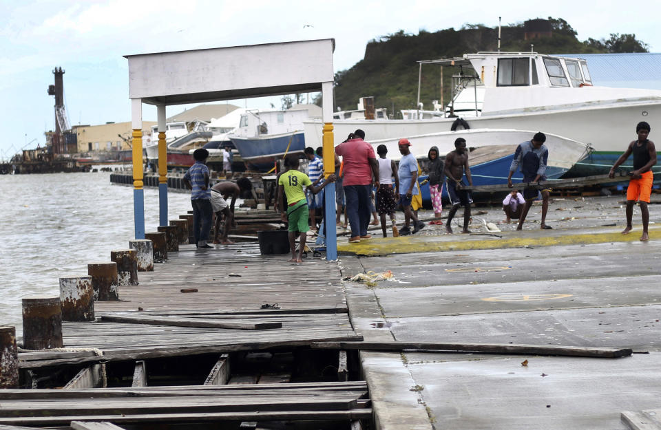 <p>Los vecinos de Barbuda trabajan intentando recuperar partes perdidas y rotas del muelle tras el paso del huracán (AP Photo/Johnny Jno-Baptiste) </p>