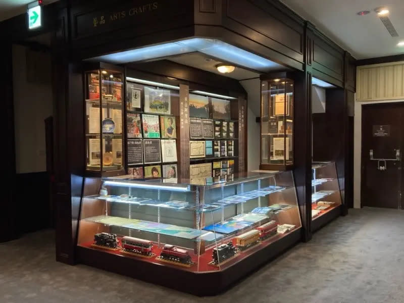 ▲舊禮品販賣部與斜面玻璃櫃，展示阿里山與賓館多樣文物。（圖／阿里山賓館提供）