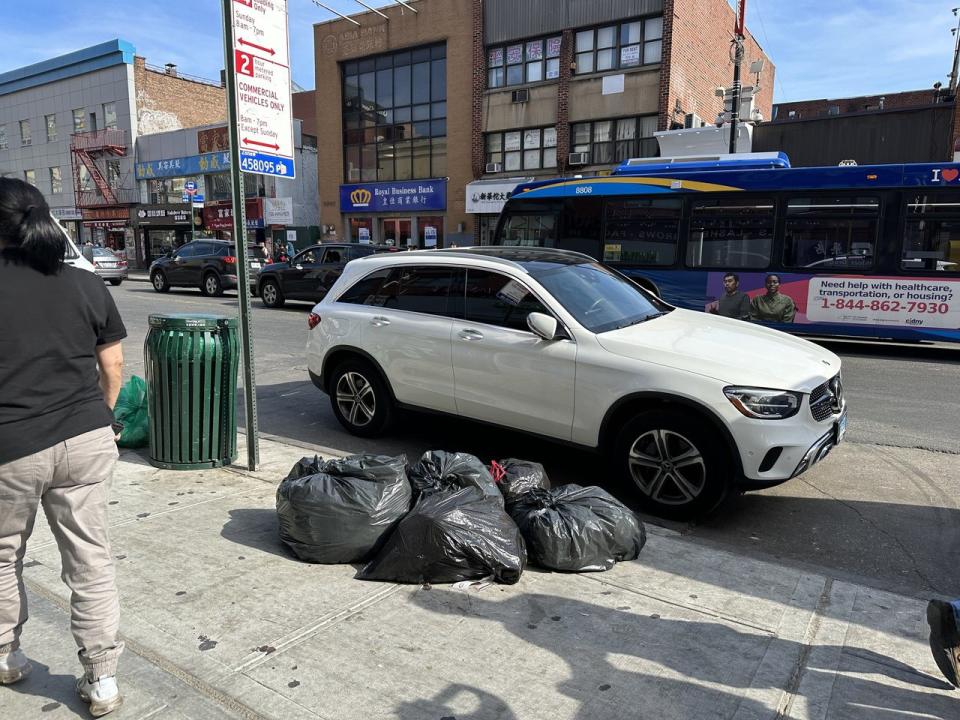紐約市府將禁止所有商家禁止在人行道上堆放垃圾，所有企業也必須將垃圾裝在有蓋的容器中。(記者高雲兒／攝影)