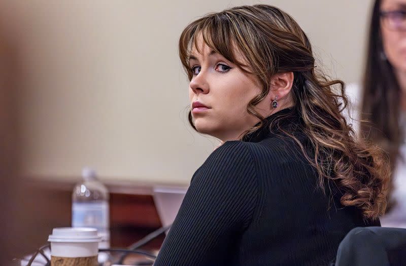 Foto de Archivo: Hannah Gutiérrez-Reed, la ex armera de la película Rust, escucha los alegatos finales de su juicio en la Corte del Primer Distrito en Santa Fe, Nuevo México, EEUU