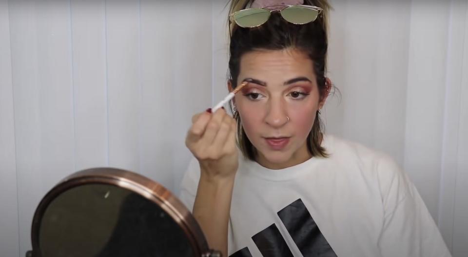Gabbie Hanna using a makeup brush to put on eyeshadow