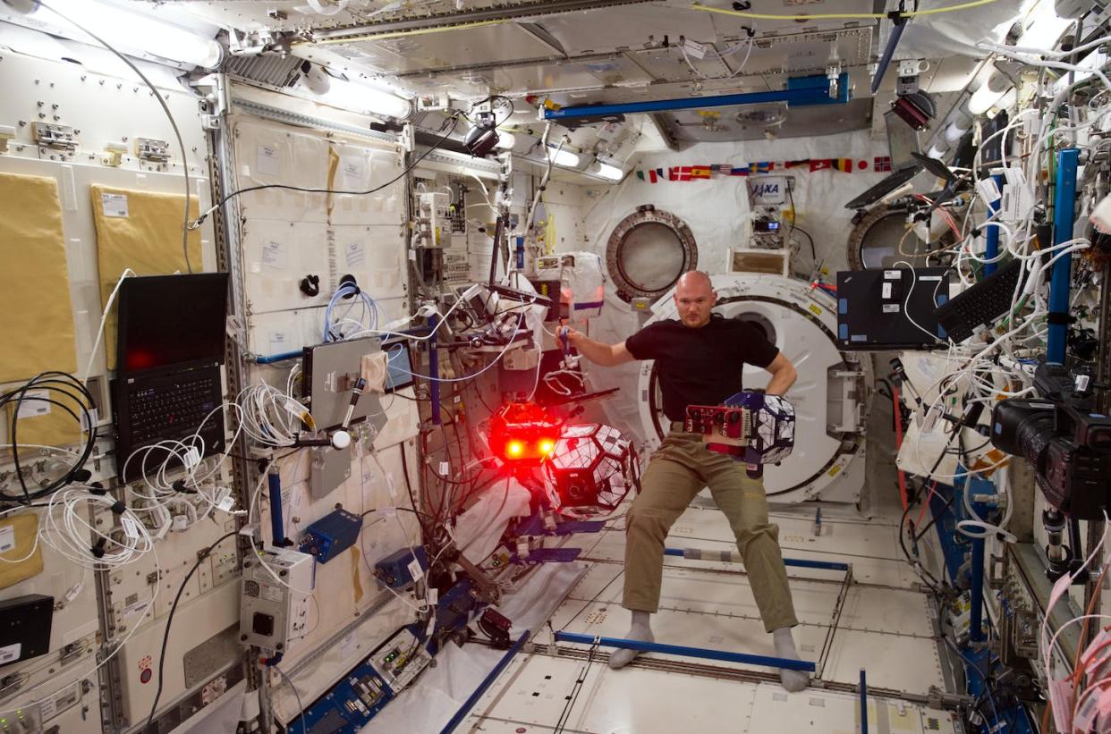 En el laboratorio Kibo de la Estación Espacial Internacional, el astronauta de la ESA Alexander Gerst realiza un experimento con robots equipados con gafas estereoscópicas (2014). <a href="https://images.nasa.gov/details/iss040e080130" rel="nofollow noopener" target="_blank" data-ylk="slk:Alex Gerst / NASA;elm:context_link;itc:0;sec:content-canvas" class="link ">Alex Gerst / NASA</a>