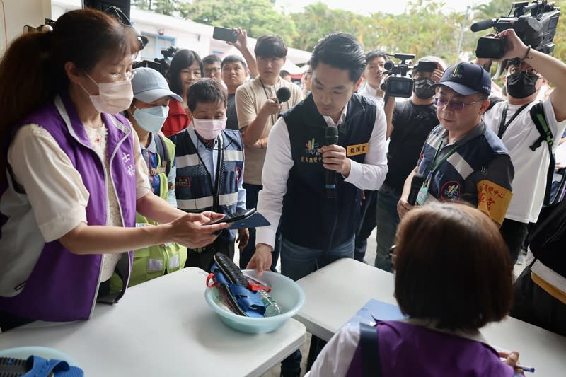 北市災害防救演習  蔣萬安視察防災公園 台北市政府26日舉行「113年災害防救演習」，市長 蔣萬安（前中）視察防災公園，了解災民物資分配等 情形。 中央社記者王飛華攝  113年4月26日 