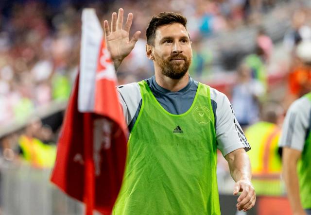 Watch fake Messi Miami jerseys being sold outside stadium