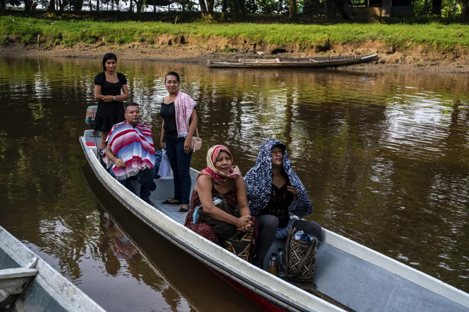 Los defensores ambientales Luz Mery Panche y &quot;El profe&quot; Antonio Valencia a bordo de un bote en el río Caquetá en Colombia, en 2021. (Federico Rios/The New York Times)