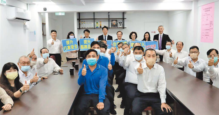 台中市交通局長葉昭甫（後排左四）、勞工局代表與台中市最大公車經營業者台中客運勞、資雙方代表23日宣布台中客運司機每月加薪4000元的好消息。（圖／台中市交通局提供／中國時報張亦惠台中傳真）