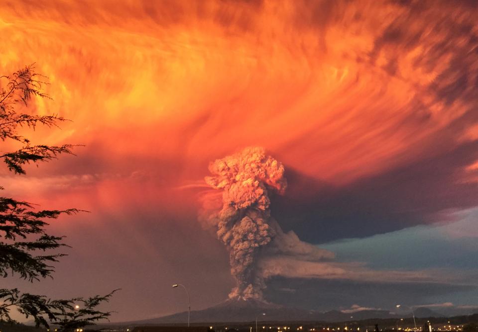 El volcán Calbuco, al sur de Chile, ha entrado en erupción por primera vez en más de cuatro décadas y ha lanzado una espesa nube de ceniza y humo.