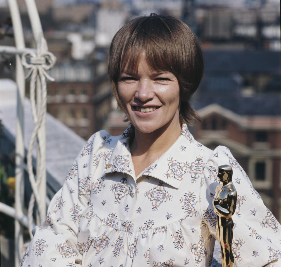 British actress Glenda Jackson with her Academy Award for Best Actress for her role in the film 'Women in Love', May 1971.  (Photo by Mike Lawn/Fox Photos//Hulton Archive/Getty Images)