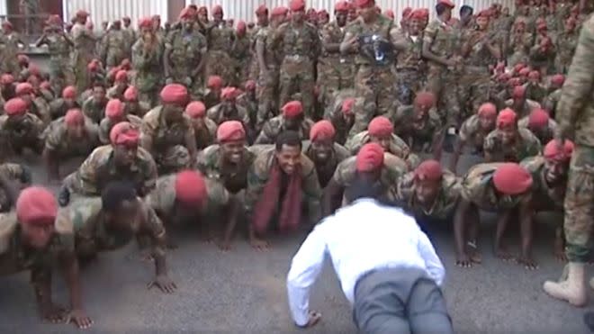 Premierminister Abiy Ahmed forderte die protestierenden Soldaten kurzerhand zu einer Runde Liegestütze auf (Bild: Ethiopian Mission EU/Twitter)