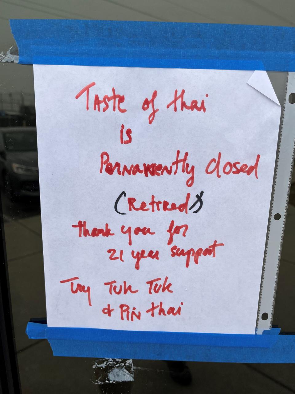 One of two notes found in front of the Taste of Thai restaurant on Jan. 10, 2023, tells of the eatery's permanent closing.