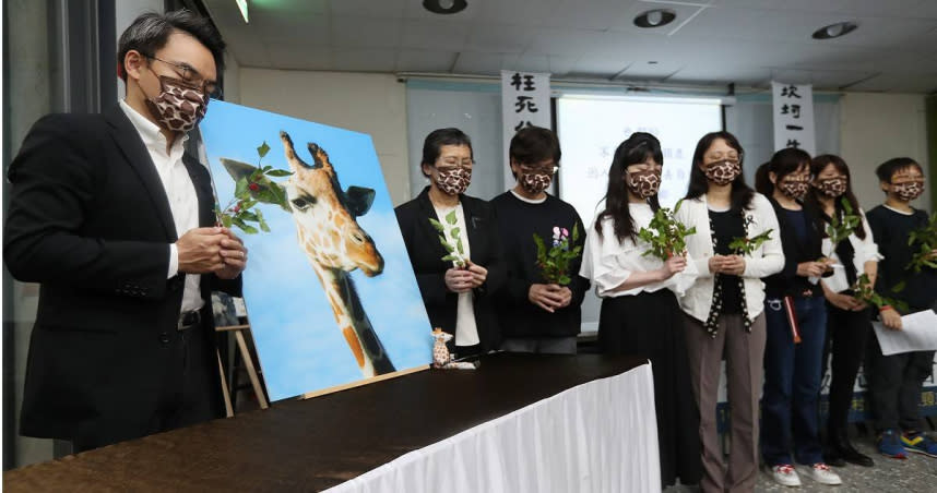 六福村在10年內養死8隻長頸鹿，動保團體曾為明星動物「布丁妹」舉辦告別式，揭露園區內長頸鹿死亡的真相。（圖／讀者提供）