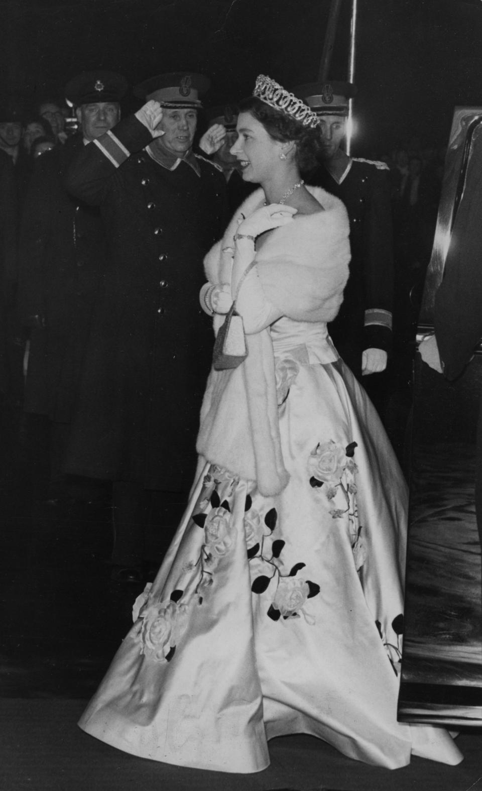 <p>For one of her first red carpet appearances, the Queen attended the premiere of ‘Richard III’ in London back in 1955. <em>[Photo: Getty]</em> </p>