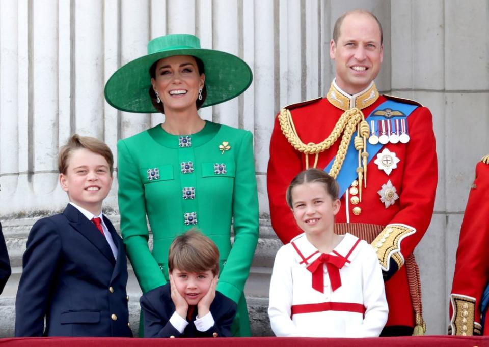 El príncipe William, príncipe de Gales, el príncipe Louis de Gales, Catalina, princesa de Gales , la princesa Charlotte de Gales y el príncipe George de Gales en el balcón del Palacio de Buckingham durante la conmemoración 