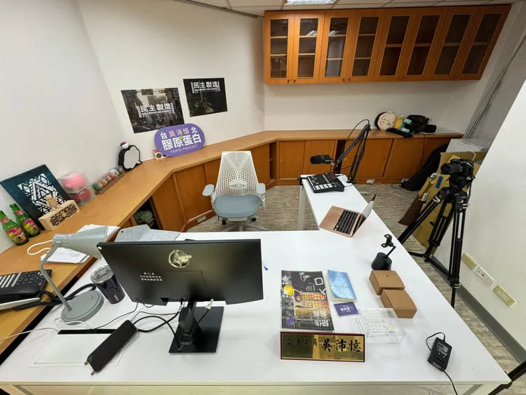 吳沛憶的辦公桌有完整的直播設備。彭欣偉攝