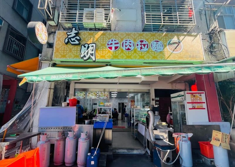 ▲志明牛肉麵店石牌分店因為抹布水風波歇業。（圖/Google）