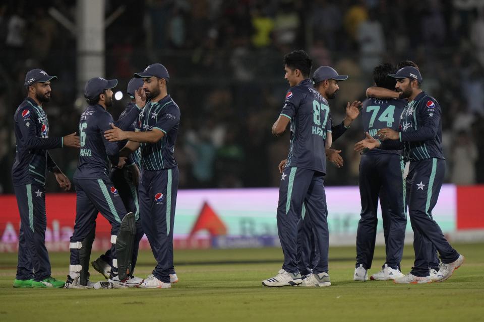 Pakistan's players celebrate after winning the fourth twenty20 cricket match between against England, in Karachi, Pakistan, Sunday, Sept. 25, 2022. (AP Photo/Anjum Naveed)