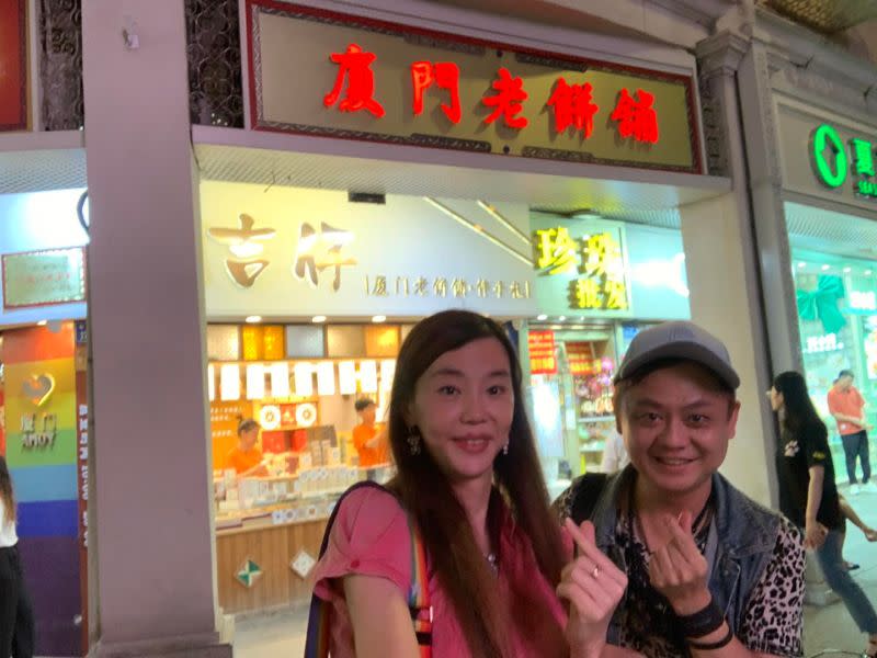 ▲法拉利姐（左）與經紀人在中國廈門開心打卡，也和大家宣布好消息。（圖／法拉利姐臉書）