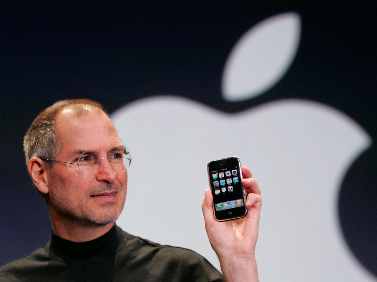 steve jobs unveils first iphone