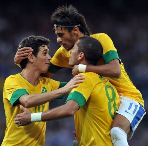 El volante brasileño Oscar (I) el atacante Neymar (C) y el defensa Bruno festejan un gol ante Corea del Sur en partido por las semifinales del torneo olímpico disputado el 07 de agosto de 2012 en Manchester. (AFP | paul ellis)