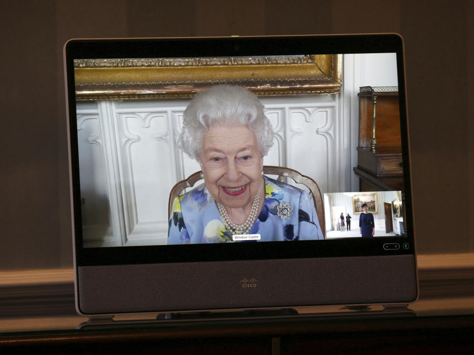 La reina Isabel II de Gran Bretaña en una pantalla durante una videollamada desde el Castillo de Windsor, donde está residiendo, en una audiencia virtual para recibir a su excelencia Ivita Burmistre, embajadora de Letonia, en el Palacio de Buckingham, el 27 de abril de 2021. (Yui Mok/Pool via AP)