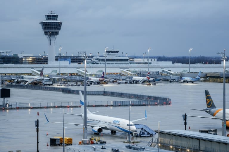 Einsatzkräfte der Bundespolizei haben in einem Flugzeug am Münchner Flughafen nach eigenen Angaben "sexuelle Handlungen" eines Liebespaars stoppen müssen. Die Besatzung des Fliegers hatte sie um Hilfe gebeten. (Michaela Stache)