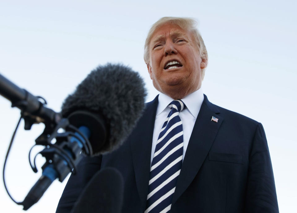 El presidente Donald Trump hace declaraciones a la prensa antes de abordar el avión presidencial Air Force One en el aeropuerto regional Elko, en Elko, Nevada, al término de un acto de campaña, el sábado 20 de octubre de 2018. (AP Foto/Carolyn Kaster)