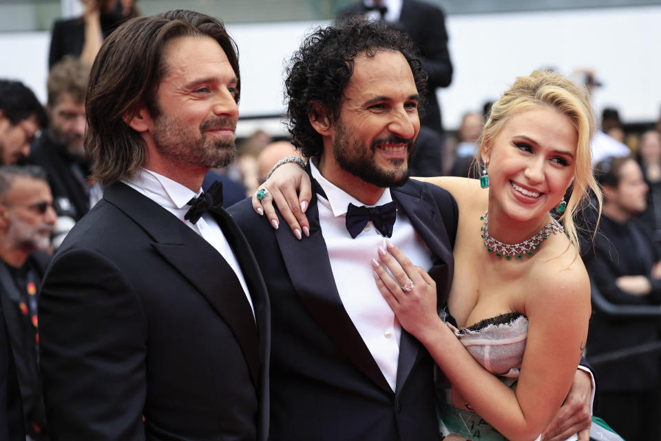 Sebastian Stan, el director Ali Abbasi y Maria Bakalova en el estreno de 'The Apprentice' en el 77 Festival de Cannes donde recibieron una ovación de ocho minutos tras la proyección. (Foto de Valery Hache/AFP via Getty Images)