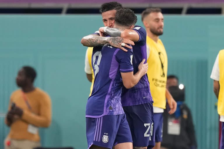 Un abrazo made in River: Enzo Fernández y Julián Álvarez, dos pilares de la clasificación argentina para los octavos de final del Mundial Qatar 2022.