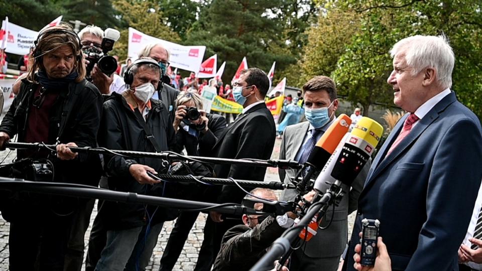 Bundesinnenminister Horst Seehofer spricht vor dem Kongresshotel in Potsdam zu Pressevertretern.