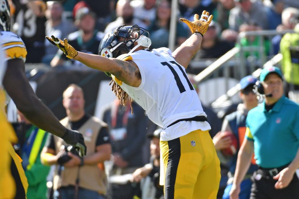 El receptor abierto de los Steelers, Chase Claypool, celebra su touchdown contra los Eagles durante el primer cuarto en el Lincoln Financial Field de Filadelfia.