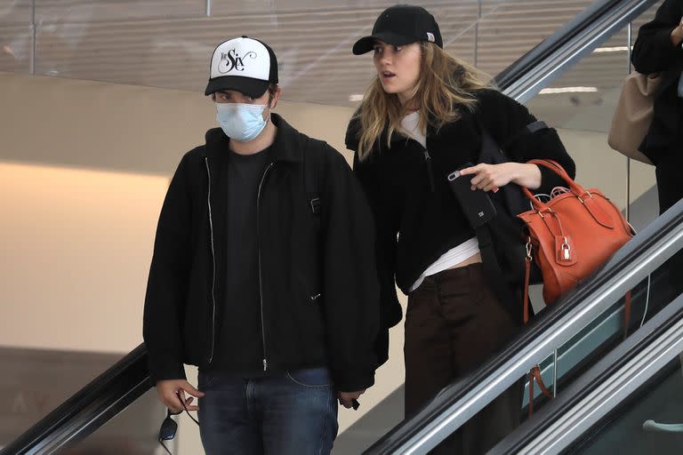 Robert Pattinson y Suki Waterhouse, llegando al aeropuerto de Los Ángeles