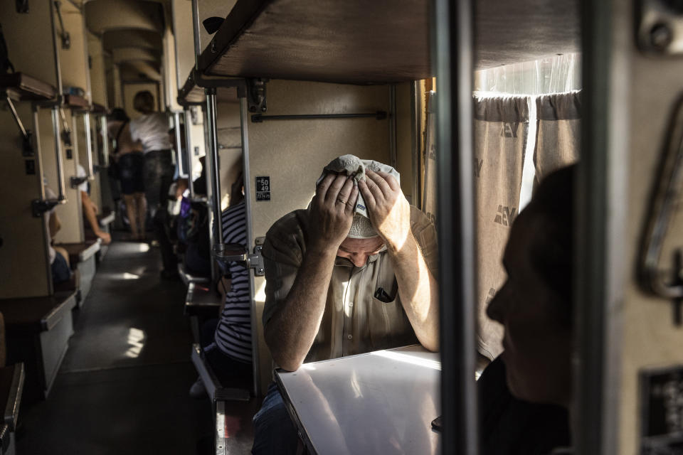 Pasajeros viajando en un tranvía en Kiev, Ucrania, el 21 de febrero de 2023. (Emile Ducke/The New York Times)