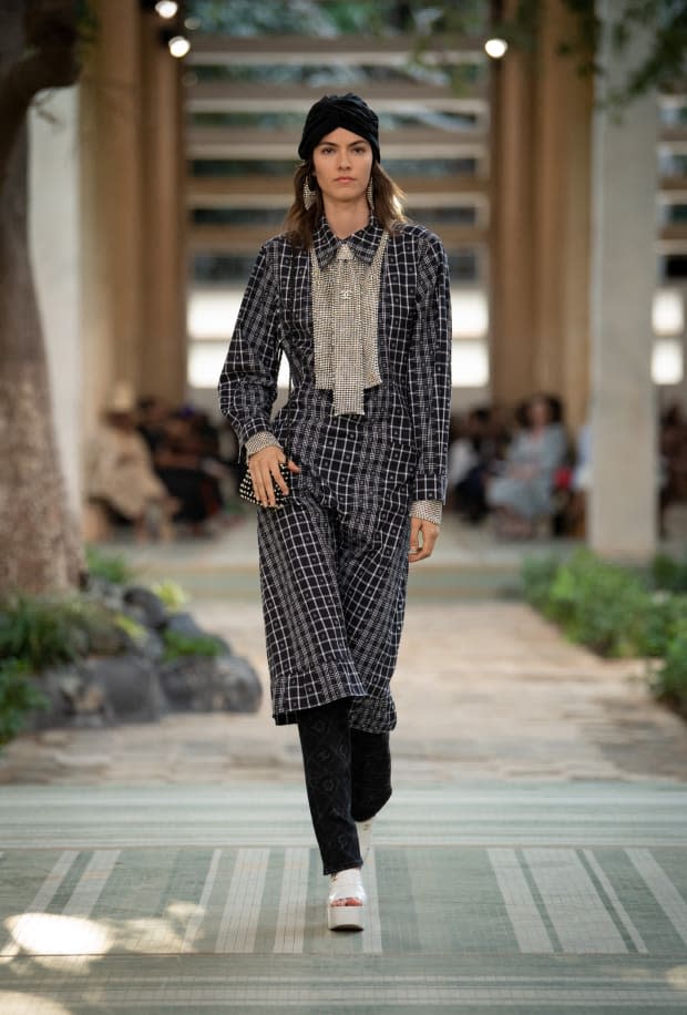 Virginie Viard Brings the '70s Back for Chanel Métiers d'Art 2023 in Dakar  - Fashionista