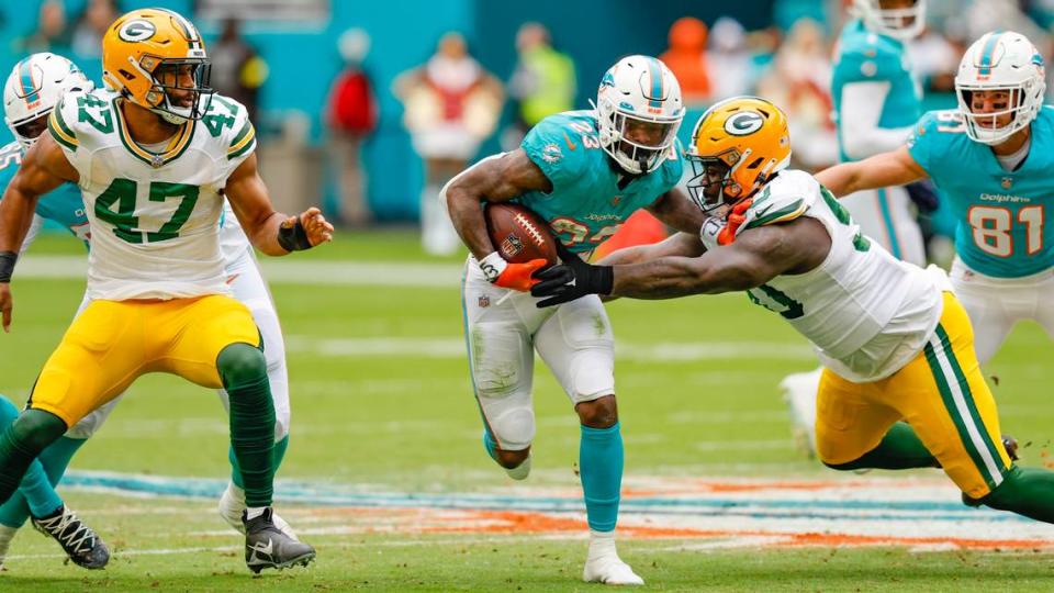 El running back de los Dolphins Jeff Wilson Jr. (23) corre con el ovoide en el partido ante los Packers de Green Bay, celebrado el 25 de diciembre de 2022 en el Hard Rock Stadium en Miami Gardens, Florida.