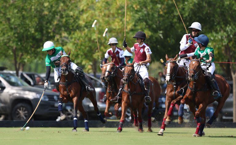 Bartolomé Castagnola (h.) pega y León Donoso corre a buscar el pase; defienden Beltrán Laulhé (2) y Nicolás Pieres, que se cubre; La Natividad superó a Ellerstina La Zeta en el inicio de la rueda final del Campeonato Nacional por la Copa República Argentina.