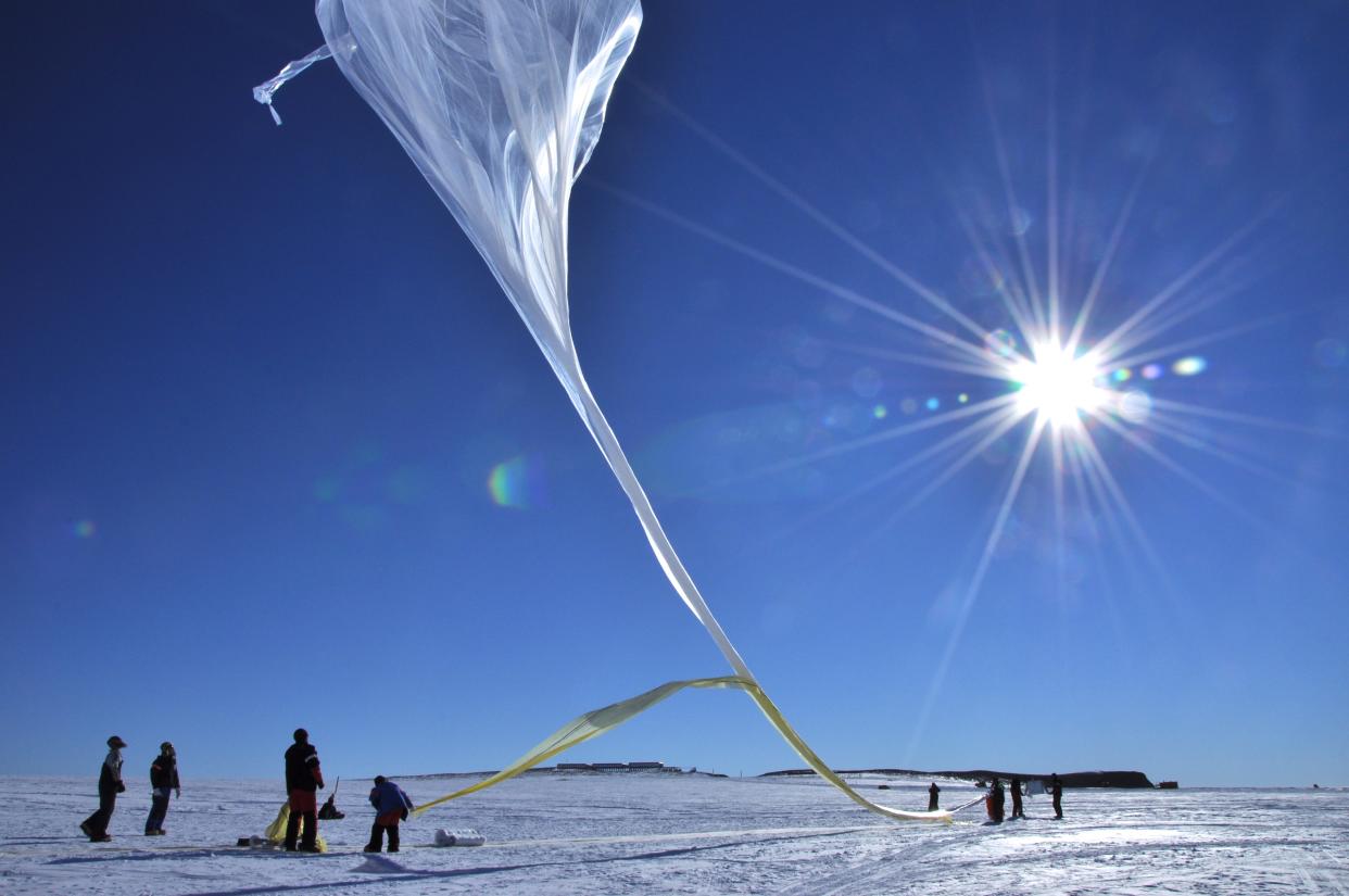 Científicos de la NASA en la Antártida se preparan para uno de los veinte lanzamientos de globos de una misión científica en 2013. (NASA vía The New York Times)