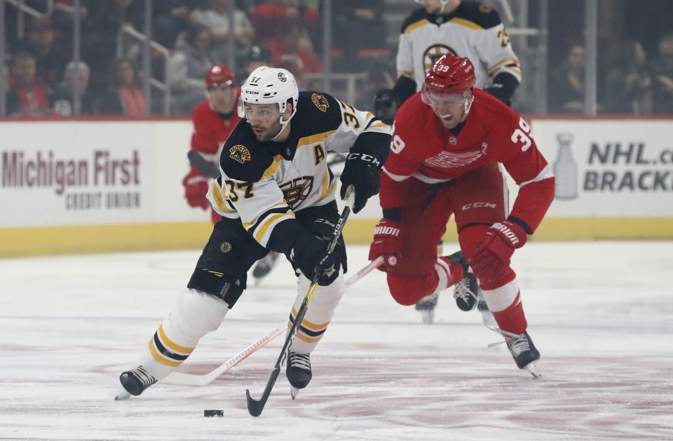 <p>
              Boston Bruins center Patrice Bergeron (37) controls the puck as Detroit Red Wings right wing Anthony Mantha (39) chases during the first period of an NHL hockey game, Sunday, March 31, 2019, in Detroit. (AP Photo/Carlos Osorio)
            </p>