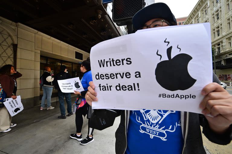 Justin S. Lee, director y guionista, ayer, frente a la tienda Apple más importante de Los Angeles, protestando contra la plataforma de la compañía con base en Cupertino