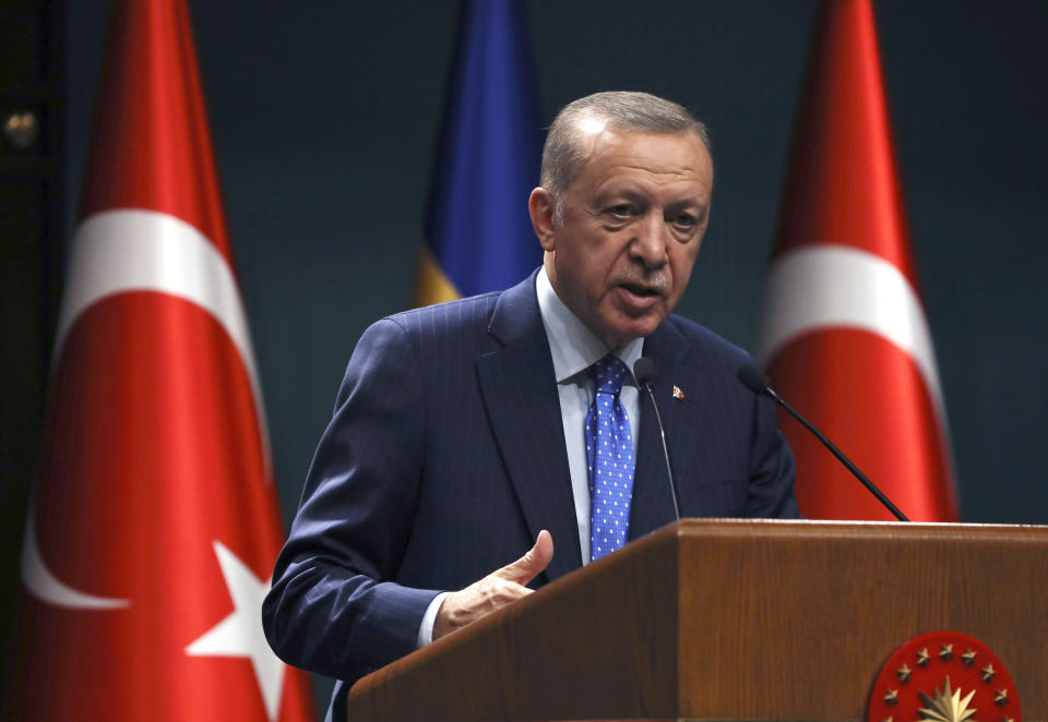 El presidente turco Recep Tayyip Erdogan habla en una conferencia de prensa conjunta con el nuevo primer ministro sueco Ulf Kristersson, el 8 de noviembre de 2022, en Ankara, Turquía. (AP Foto/Burhan Ozbilici, archivo)