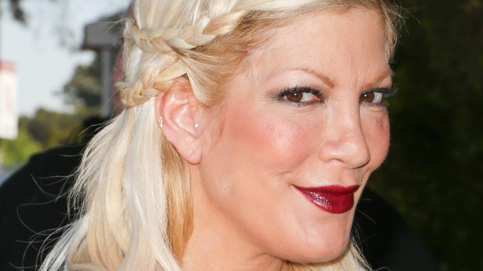 Tori Spelling mit geflochtenem Half-up-Hair