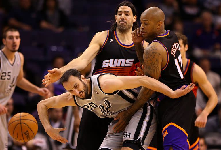 Manu frente a Scola; San Antonio venció a Phoenix