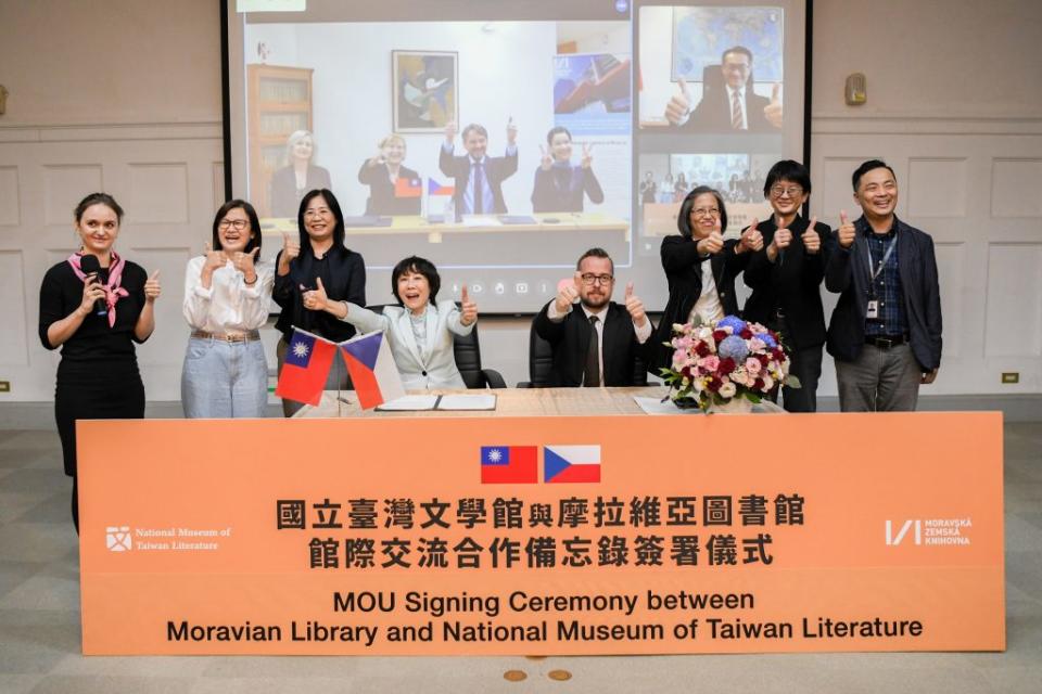 台文館和捷克摩拉維亞圖書館簽署合作備忘錄，讓台灣與捷克文學交流攜手邁向新里程碑。（記者林雪娟攝）