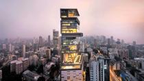 <p>Dieses Gebäude namens Antilia steht mitten in Mumbai, Indien, und gehört dem Milliardär Mukesh Ambani. Es besitzt 27 Stockwerke und soll dennoch nur der Familie des Petrolchemie-Unternehmers als Heim dienen. Über den Preis und ob die Familie tatsächlich schon eingezogen ist, darüber gibt es unterschiedliche Berichte. Auffällig ist dieses Ein-Familien-Hochhaus inmitten einer armen Gegend auf jeden Fall. (Foto: business insider) </p>