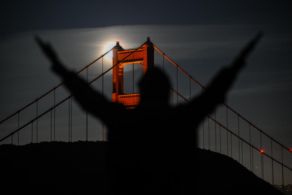 Brillo sobre el puente dorado