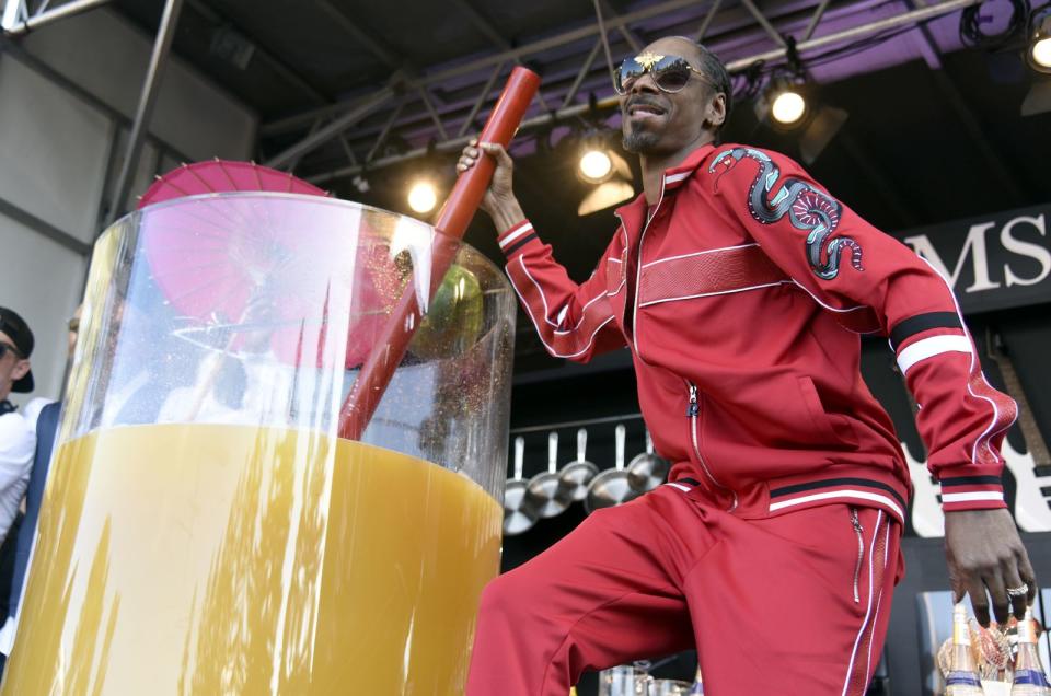Vieles an Snoop Dogg ist rekordverdächtig, ins "Guinness Buch der Rekorde" schaffte er es überraschenderweise mit einem Cocktail: Frei nach seinem Song "Gin & Juice" enthielt der 50-Liter-Riesendrink, den er 2018 bei einem Festival präsentierte, 38 Krüge Orangensaft, 154 Flaschen Apricot-Brandy und 180 Flaschen Gin. Prost! (Bild: Tim Mosenfelder/Getty Images)