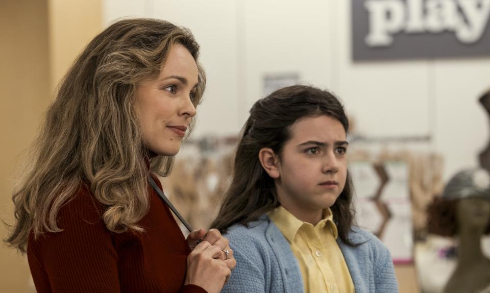 Rachel McAdams as Barbara Dimon and Abby Ryder Fortson as Margaret Simon in Are You There God? It’s Me, Margaret. Photo Credit: Dana Hawley